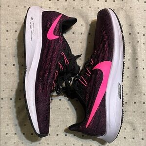 Nike Women's Black and Pink Athletic Shoes
